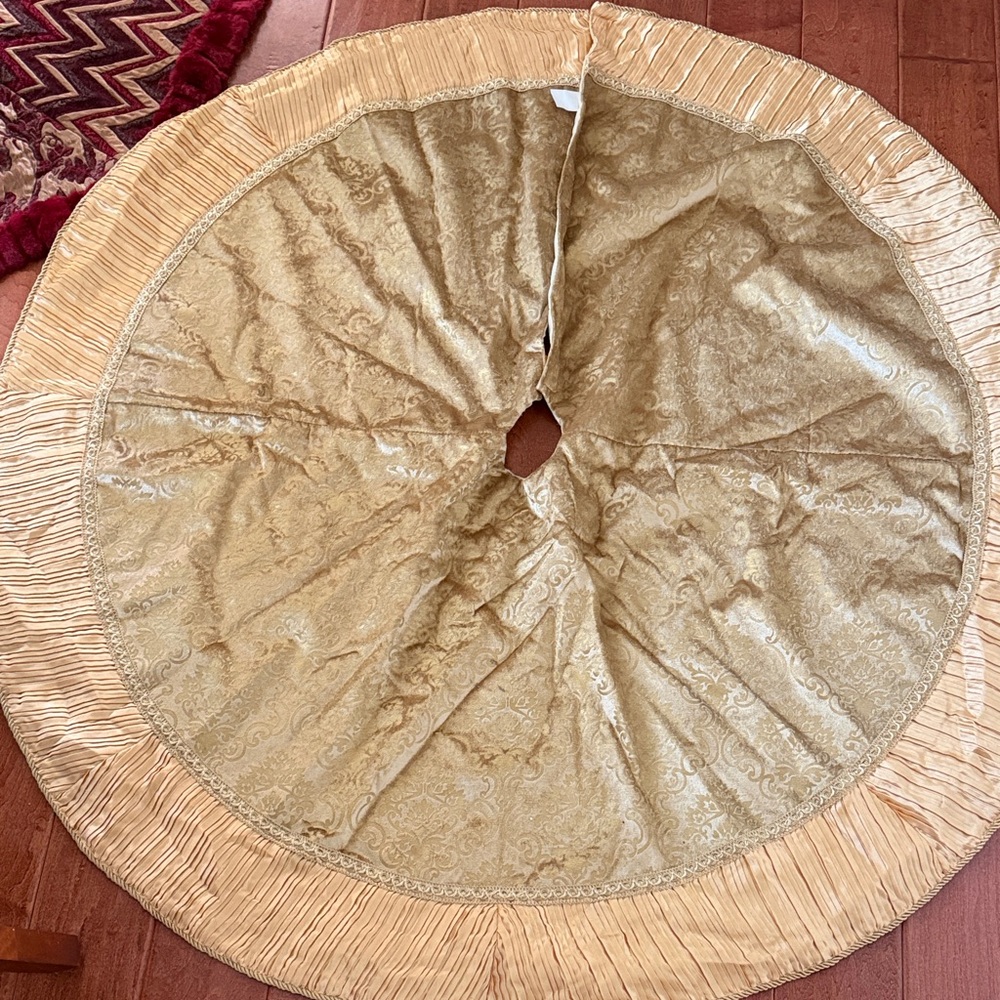 Elegant Gold Tree Skirt